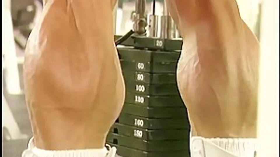 Jay Cutler se muscle en exhibant ses muscles massifs