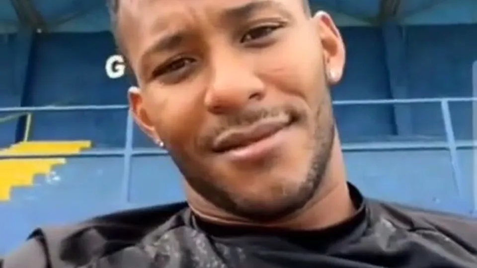 Jeikel Venegas futbolista del Cartaginés muestra picha - ThisVid.com