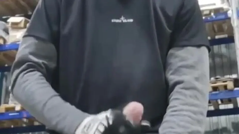 Jerk at work - video 3 - ThisVid.com