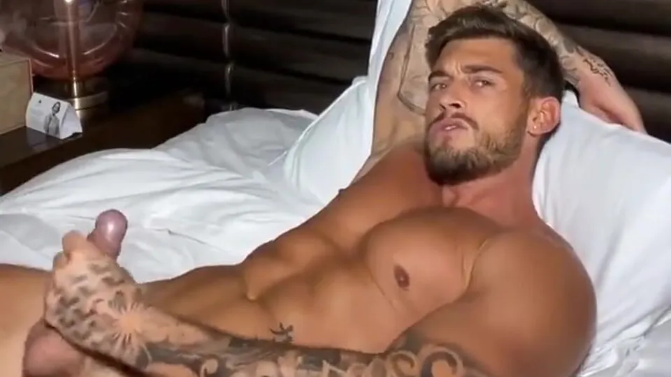Jerking, no cum, WHO IS THIS GUY? Please - ThisVid.com