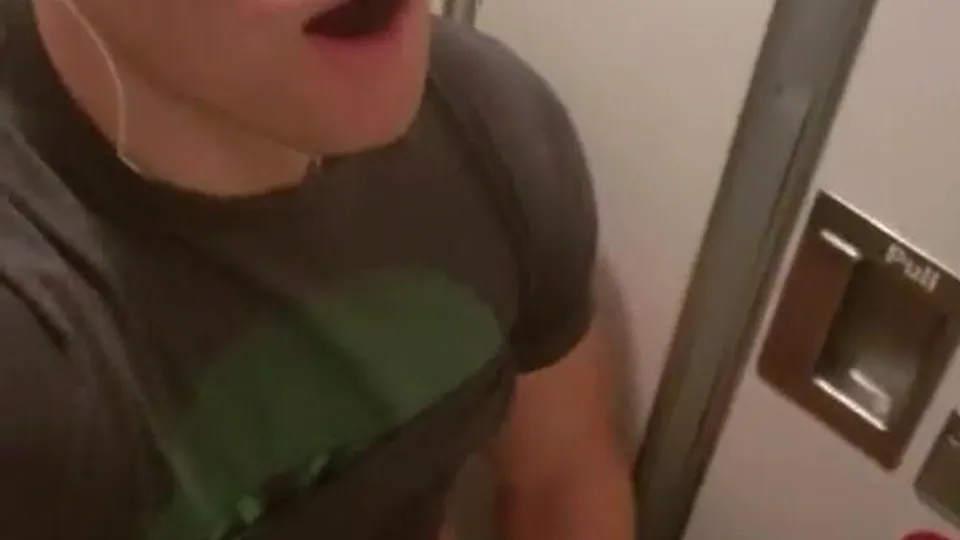 Jerking off in a plane - ThisVid.com