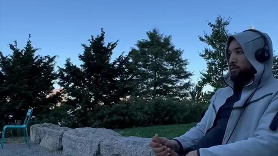 Jerking off in public park - video 2 - ThisVid.com