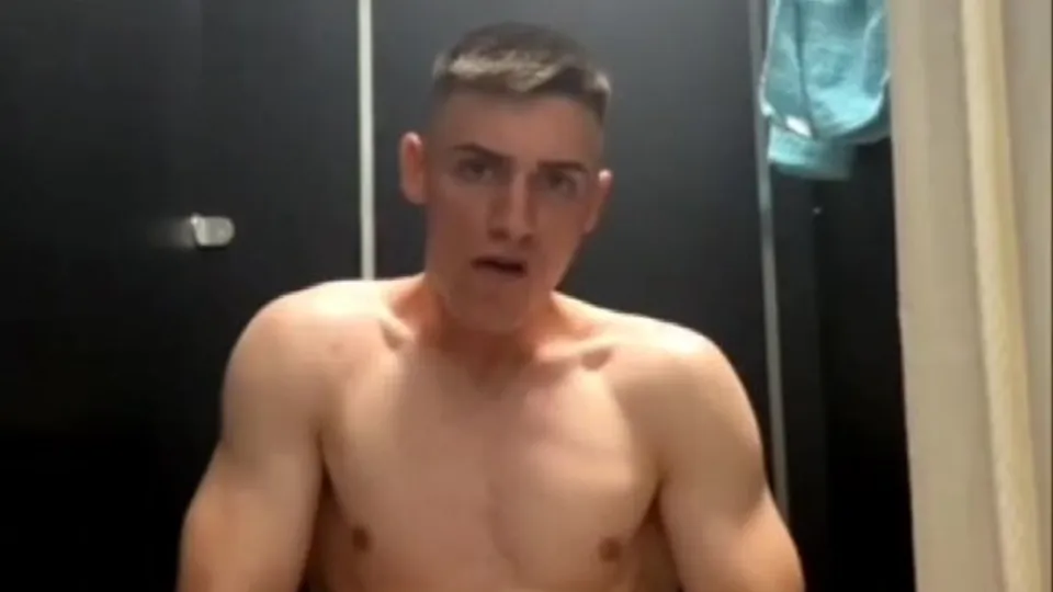 Jerking off in swimming lockers - ThisVid.com