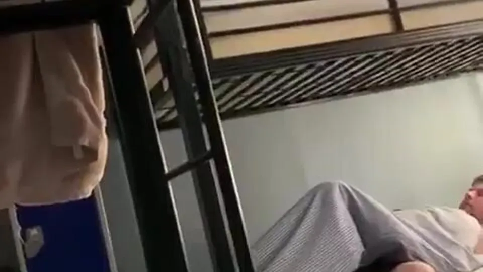 Jerking off in the hostel - ThisVid.com in italiano