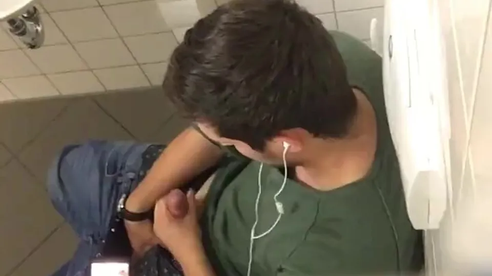 Jerking off on toilet - video 2 - ThisVid.com