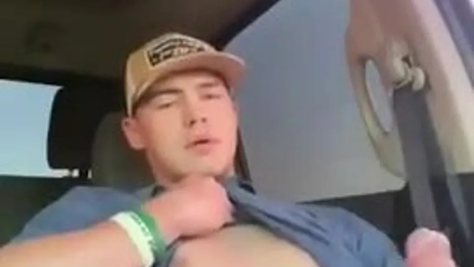 Jerking the bwc in the car - ThisVid.com