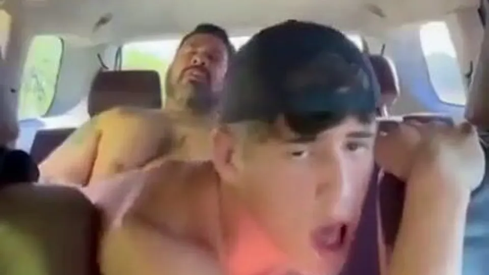 Jeune baisé par son chauffeur de taxi mature