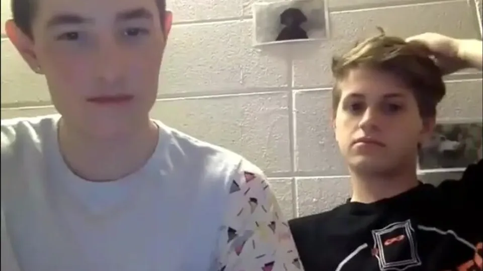 Jeune couple en plan cam