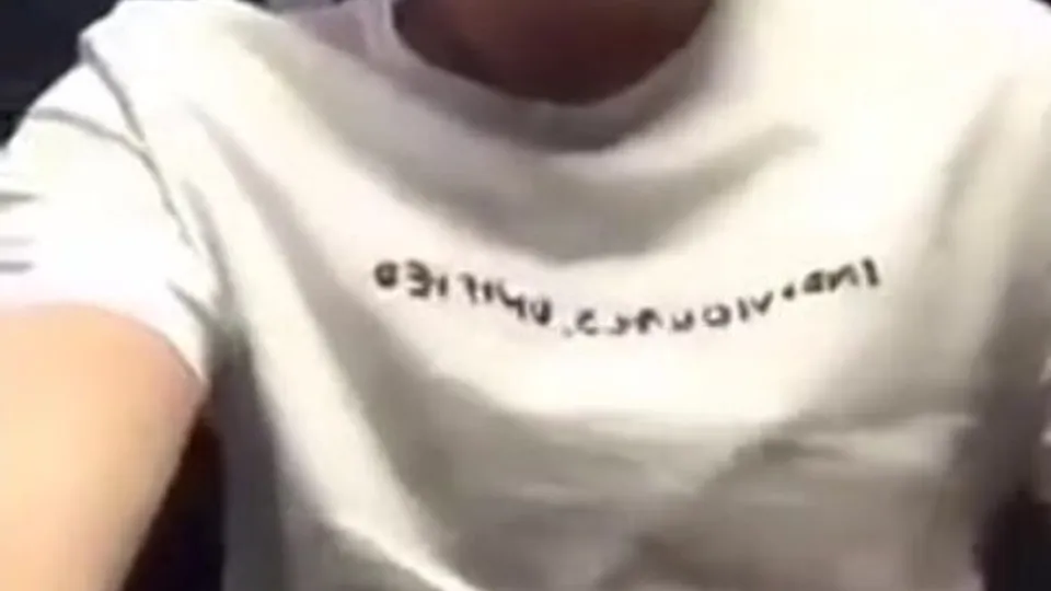 Jeune excité se branle et jouis dans le train