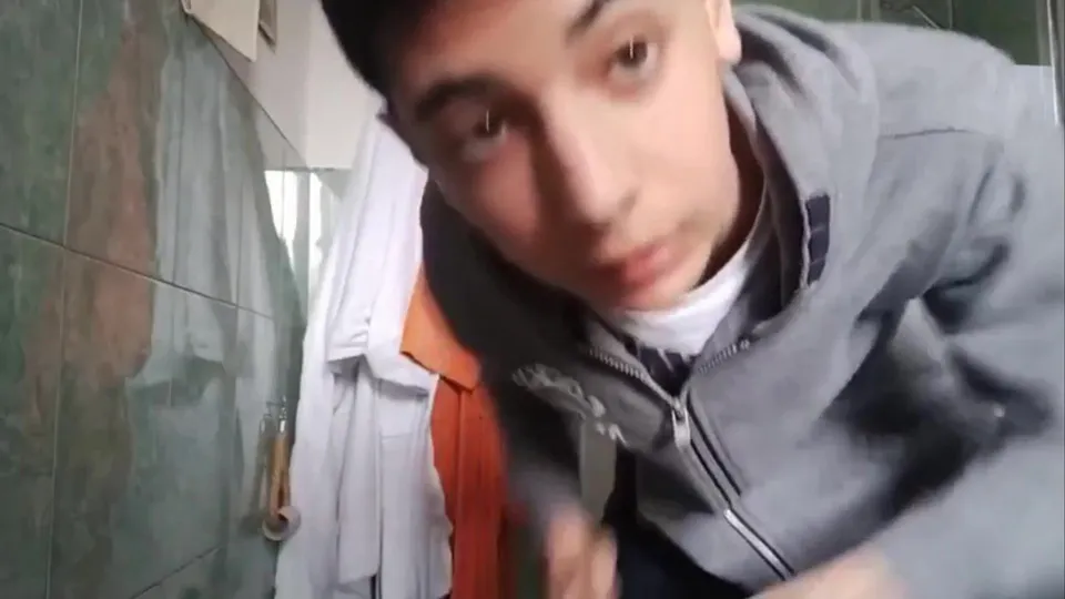 Jeune italien se branle et jouis dans la douche