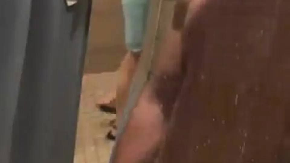 Jeune mec se branle sous la douche du club de sport et se fait mater