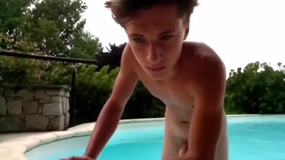 Jeune mec se filme en branle au bord de la piscine