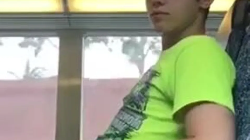 Jeune se branle dans le train