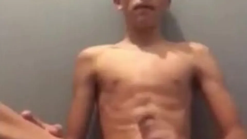 Jeune sexy se branle et jouis