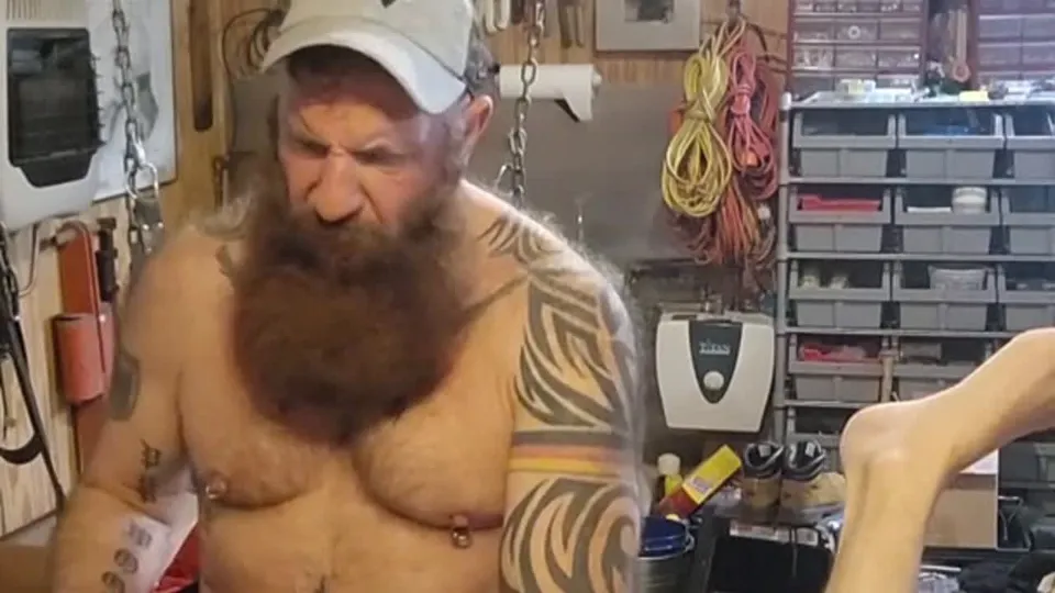 Bestia z Tatuami Złamuje Chłopaka