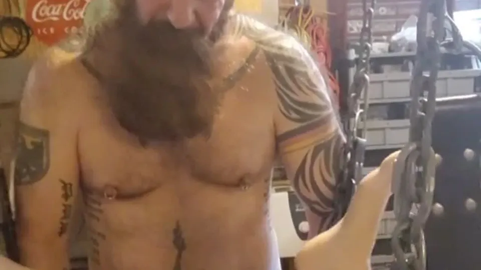 Besta Tatuada Fode e Goza na Bunda do Garoto