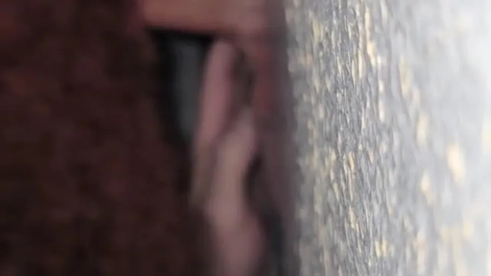 Homme barbu fait une gorge profonde sur une grosse bite