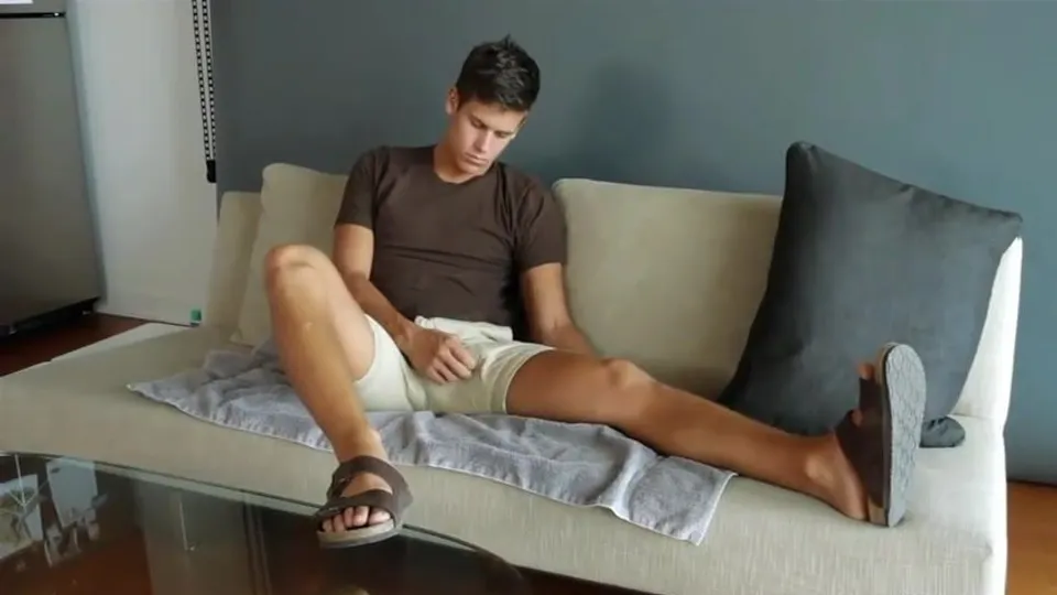 Jock removes sandals & jerks off - ThisVid.com