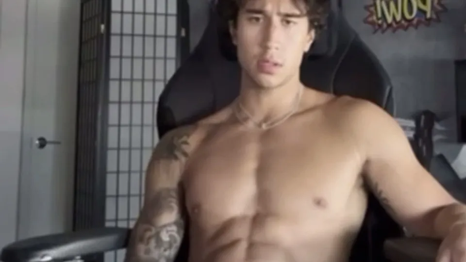 Jock spreading his hole, jerking & cumming - ThisVid.com