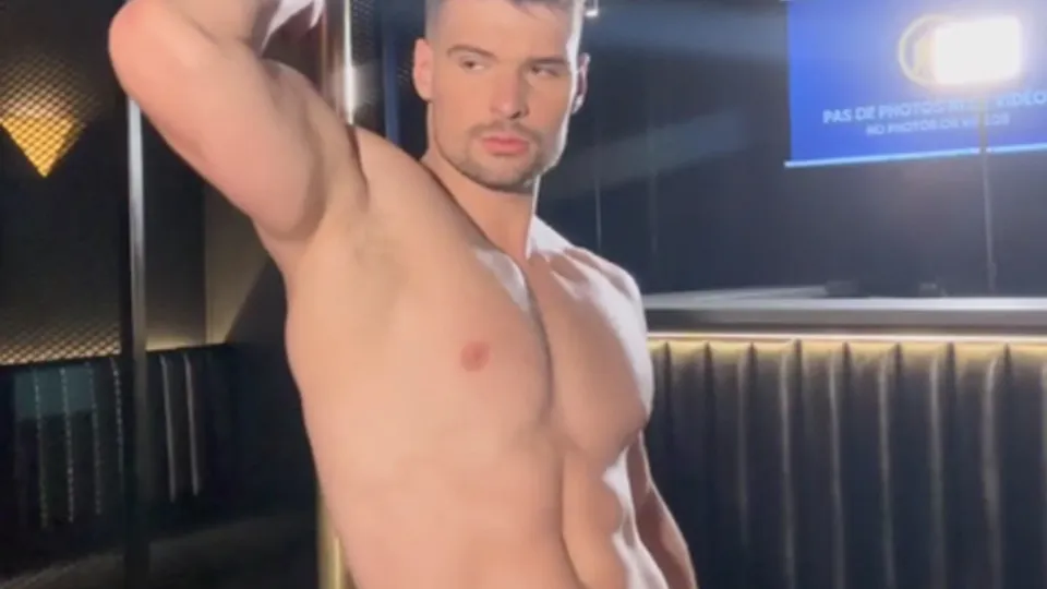 Jock tries out the pole dance - ThisVid.com