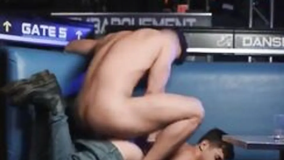 Joey Mills & Amigo: Masturbación en la Casa de Twinks