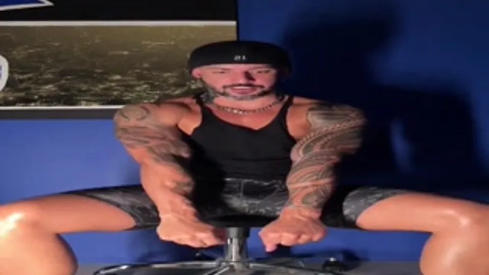 Jona Ortiz: Solo-Dildo-Spaß & Muskulöser Dreier