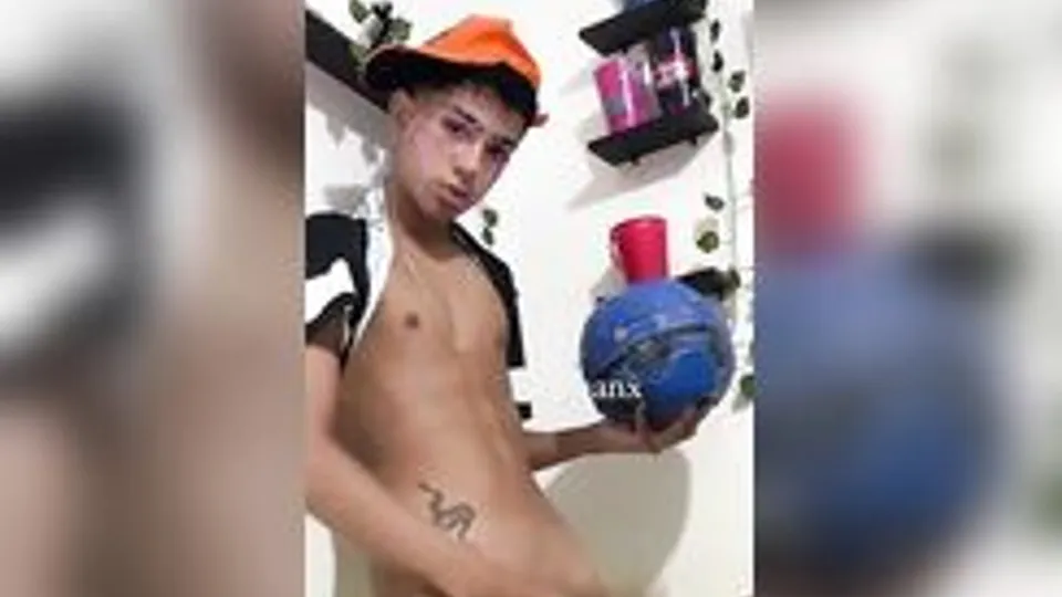 Jovem garoto exibindo