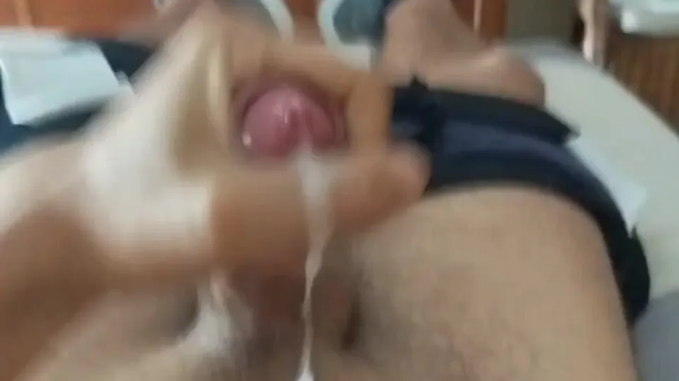 Joven hetero español se corre a chorros - ThisVid.com