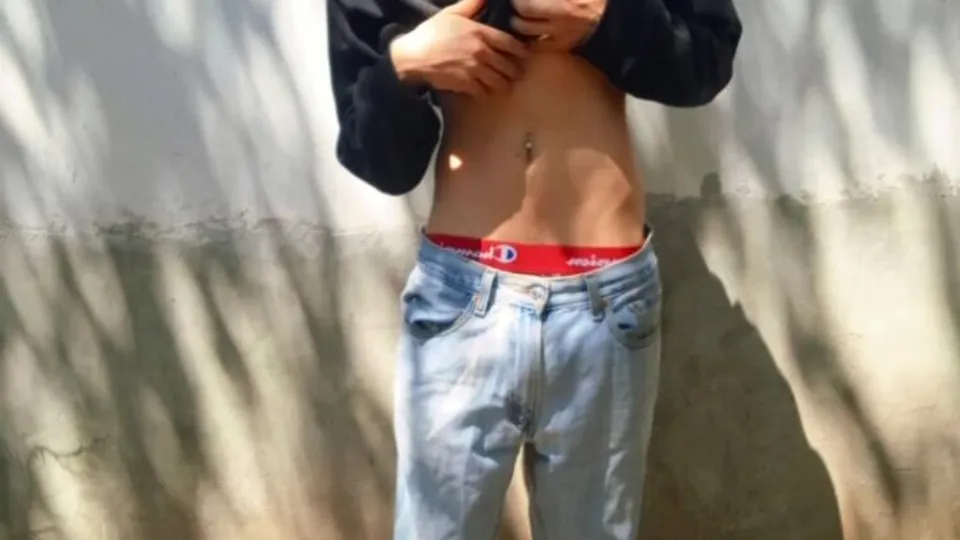 Jovencito latino mostrando su hermoso cuerpo