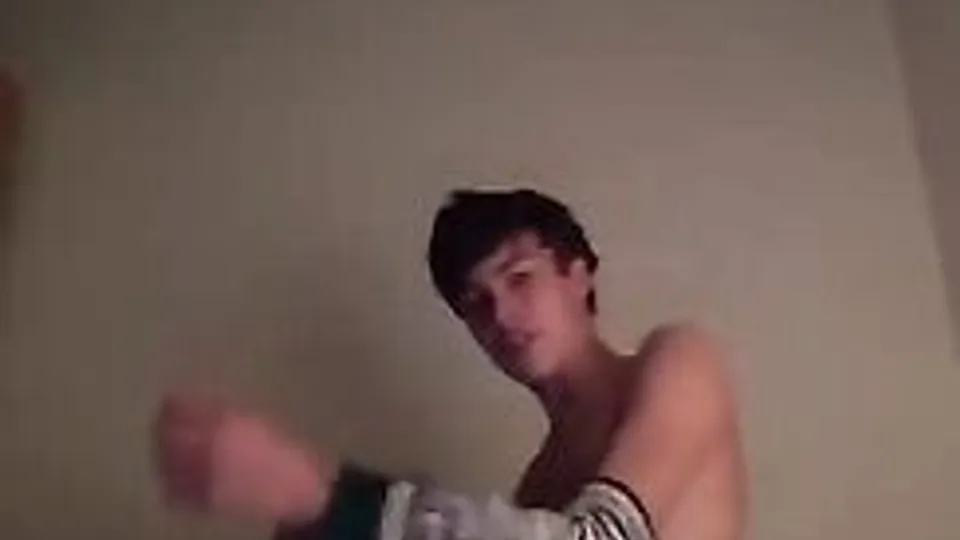 Junge Fingert sein Loch