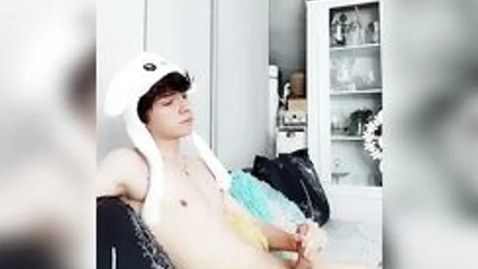 Just A Cute Twink Wanks & Cums