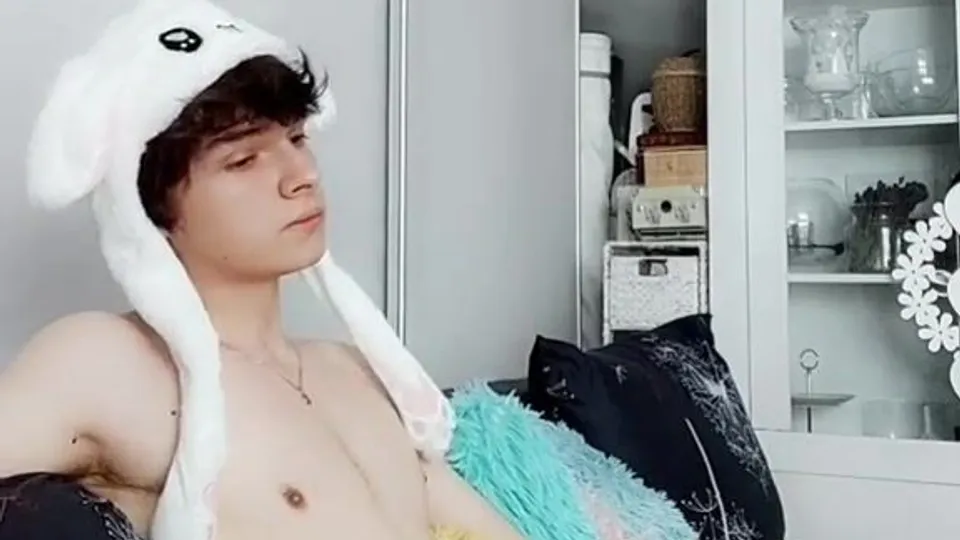 Cute Twink Masturbates & Cums