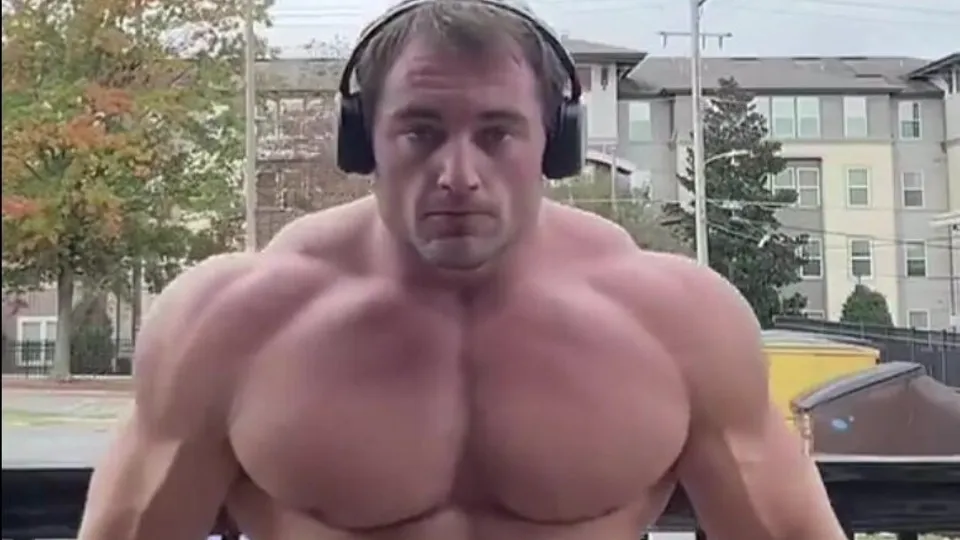 JUST ANOTHER VIDEO OF A SUPER HUNK FLEXING - ThisVid.com