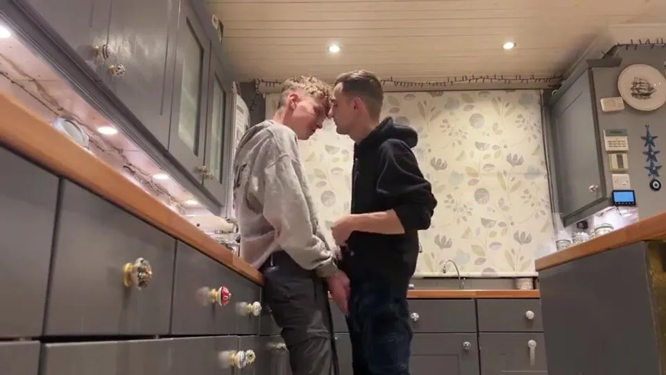 Kiss & fuck in the kitchen - ThisVid.com