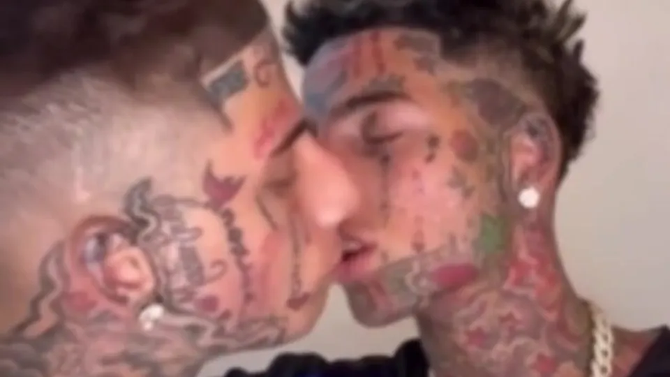 ... kissing 2 - ThisVid.com