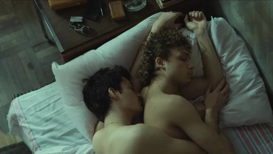 KISSING LEADS TOO SEX - ThisVid.com