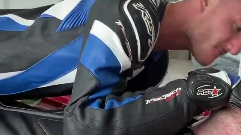 Kissing leather bikers - ThisVid.com