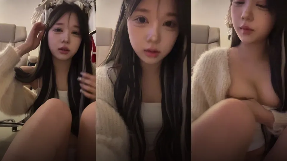 Korean 18-year-old school girl live broadcasts inserting dick and masturbating 2 