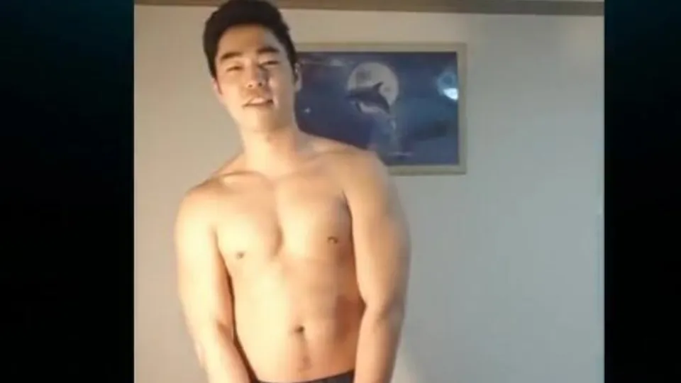 Korean Hunk Masturbates on Cam