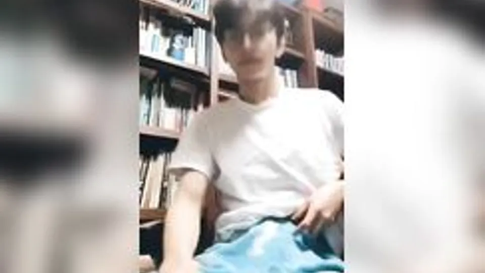 Ragazzo coreano con occhiali si masturba