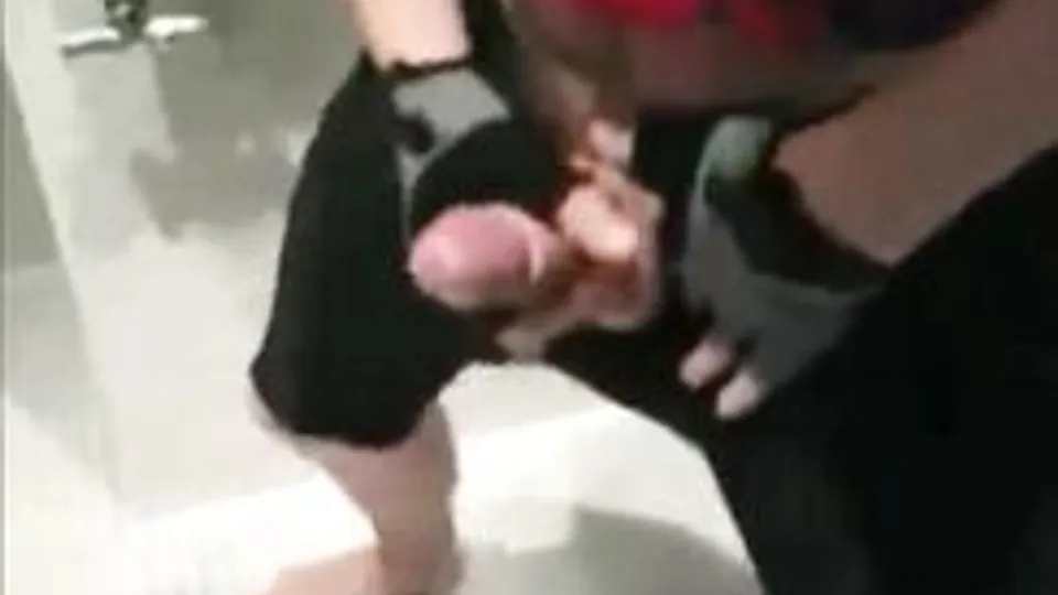 Jongen masturbeert alleen