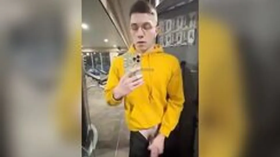 Masturbation en solo pour twink