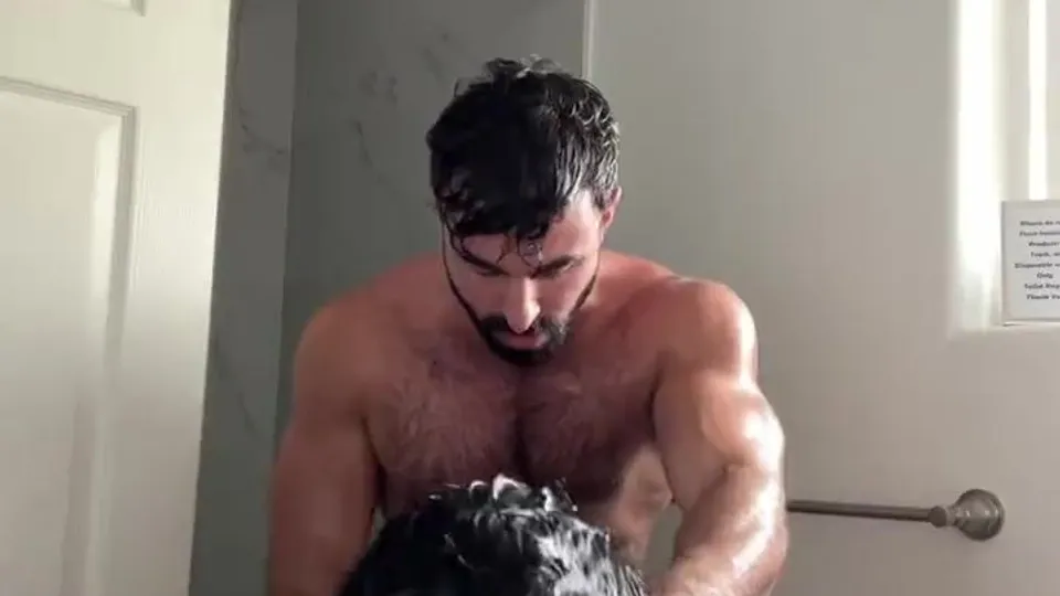 Latino Leva Sexo Gay Duro Depois do Banho