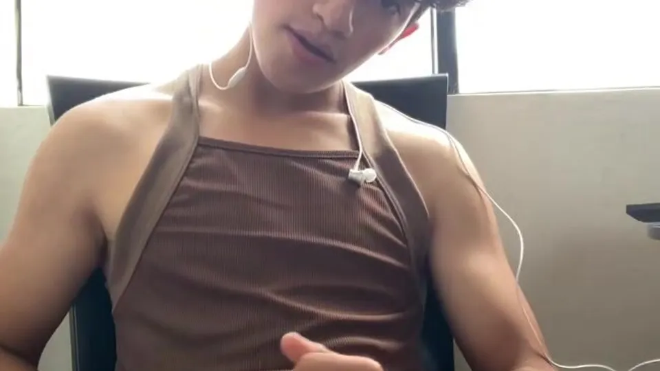 Latino twink's got a lot of spunk - ThisVid.com