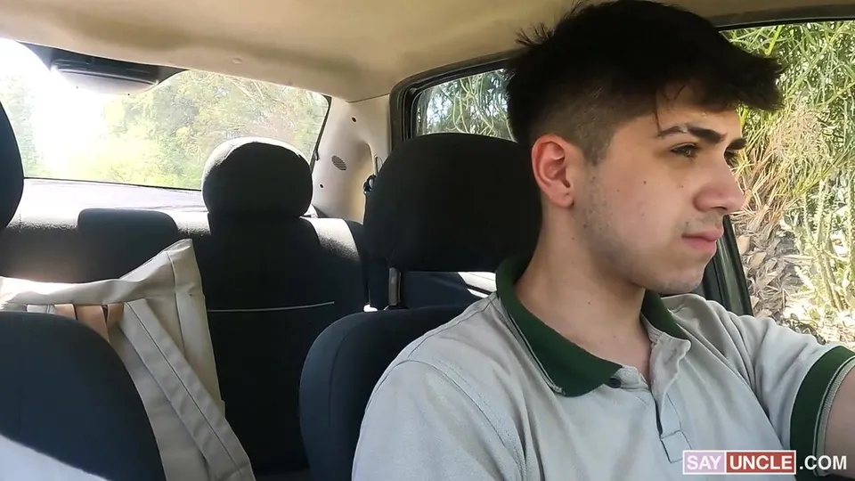 Le chauffeur baise son passager après l’avoir surpris à renifler sa lingerie