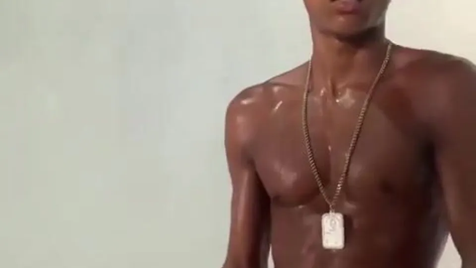 Óleo no corpo do garoto