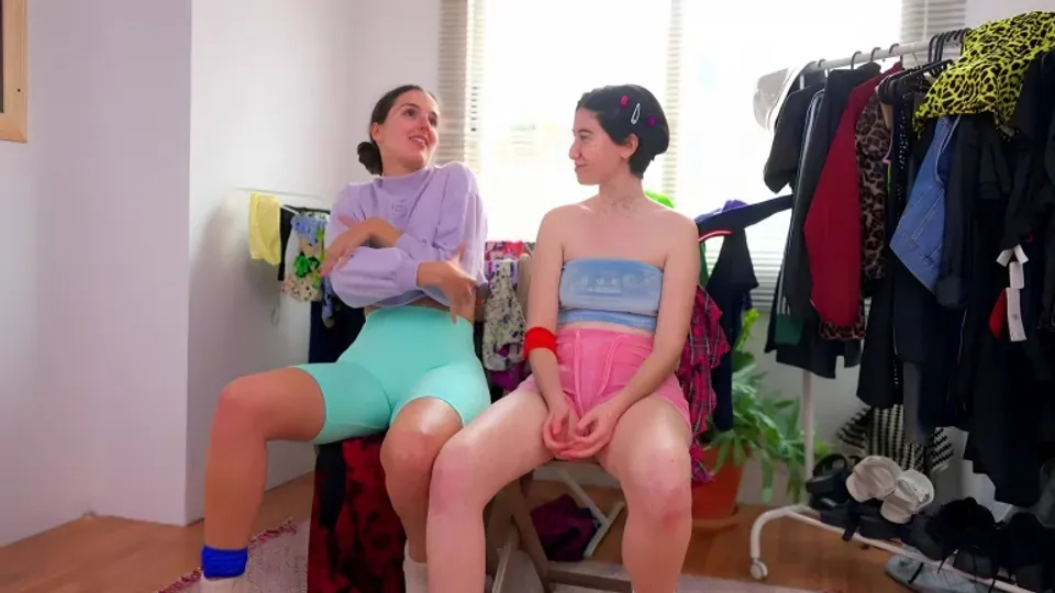 Lesbian Chicks Lick Wet Pussies In 69 