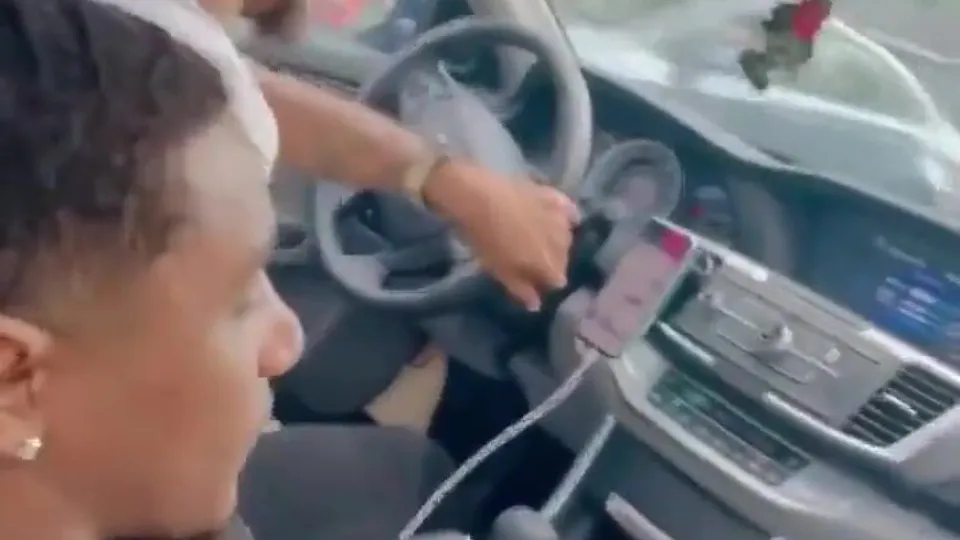 Spätabend-Blowjob im Auto