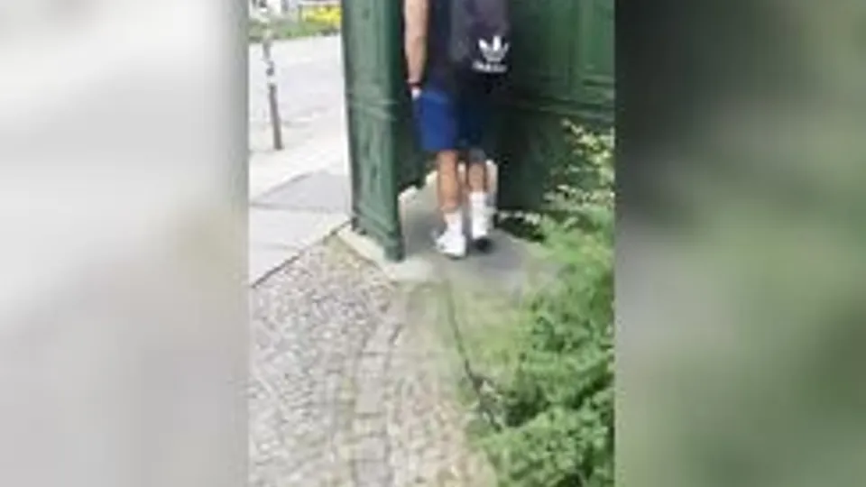 let's go pissing together