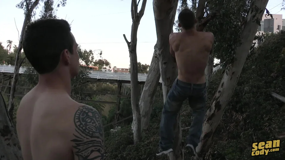 Liev & Charlie's Naakt Achter De Rug